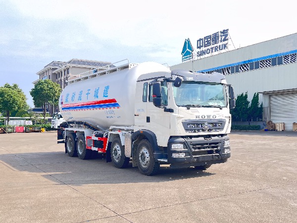 廣西客戶再次定購2臺(tái)重汽豪沃TX干粉砂漿運(yùn)輸罐車