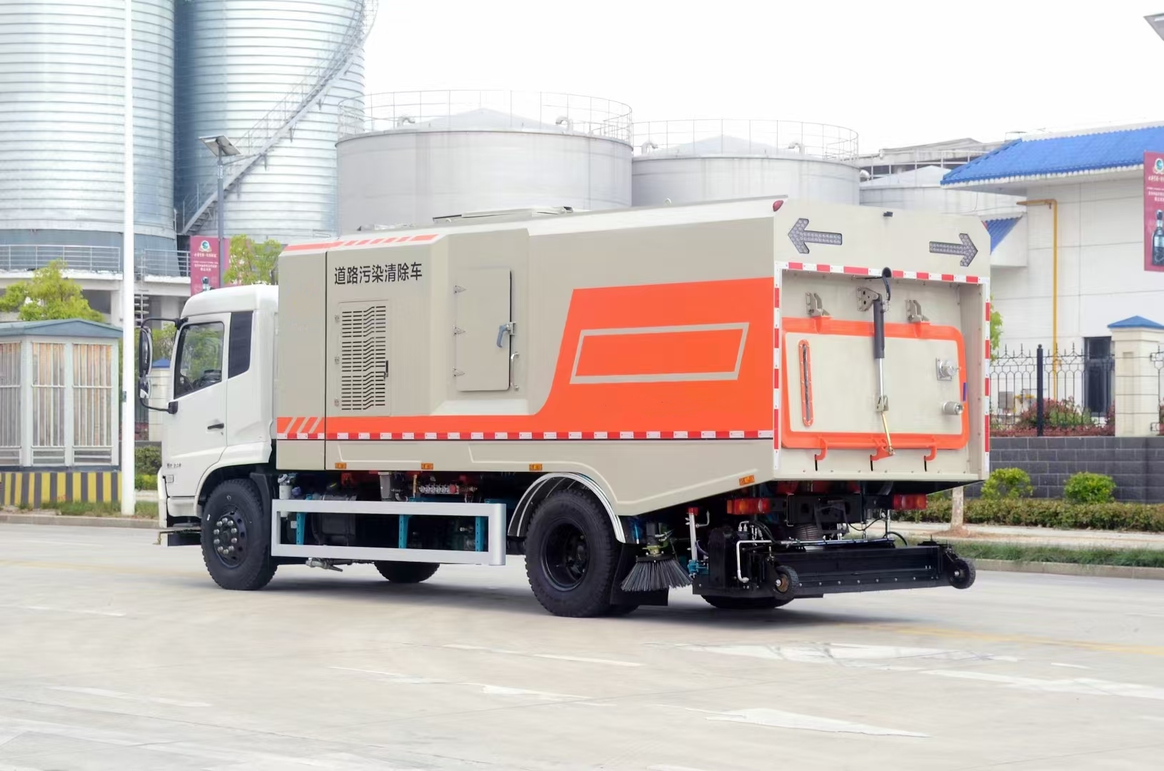 東風天錦后滾掃車